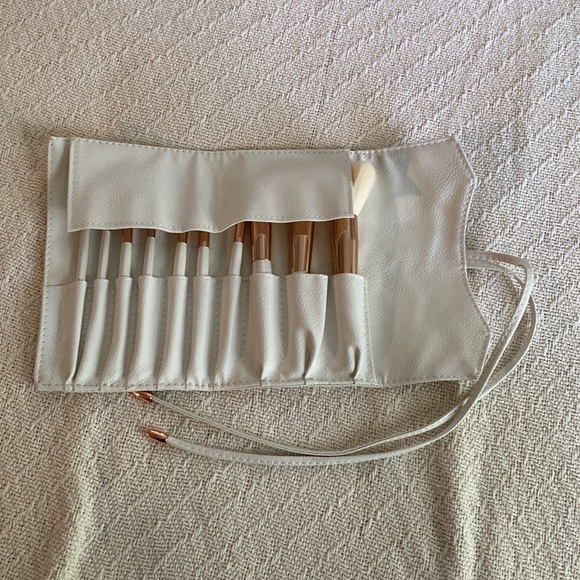 La beauté Soi makeup brush set with travel case new and never used - Picture 2 of 4